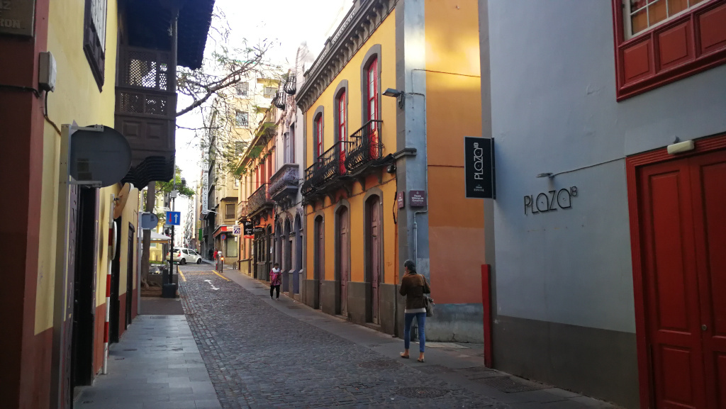 Calle de adoquines con edificios coloridos en La Laguna, Tenerife.