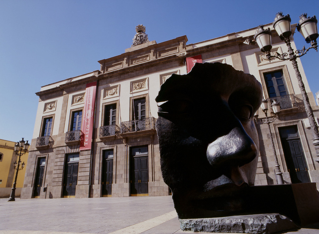 Escultura de rostro frente al Teatro Guimerá en Santa Cruz de Tenerife.
