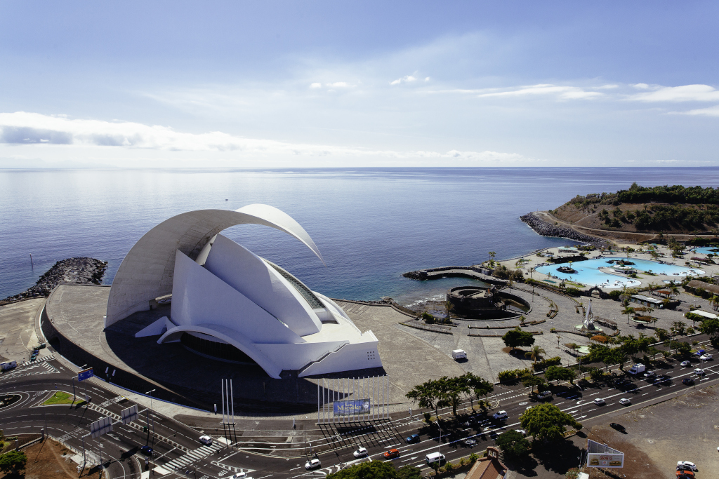 Auditorio de Tenerife junto a piscinas frente al mar.