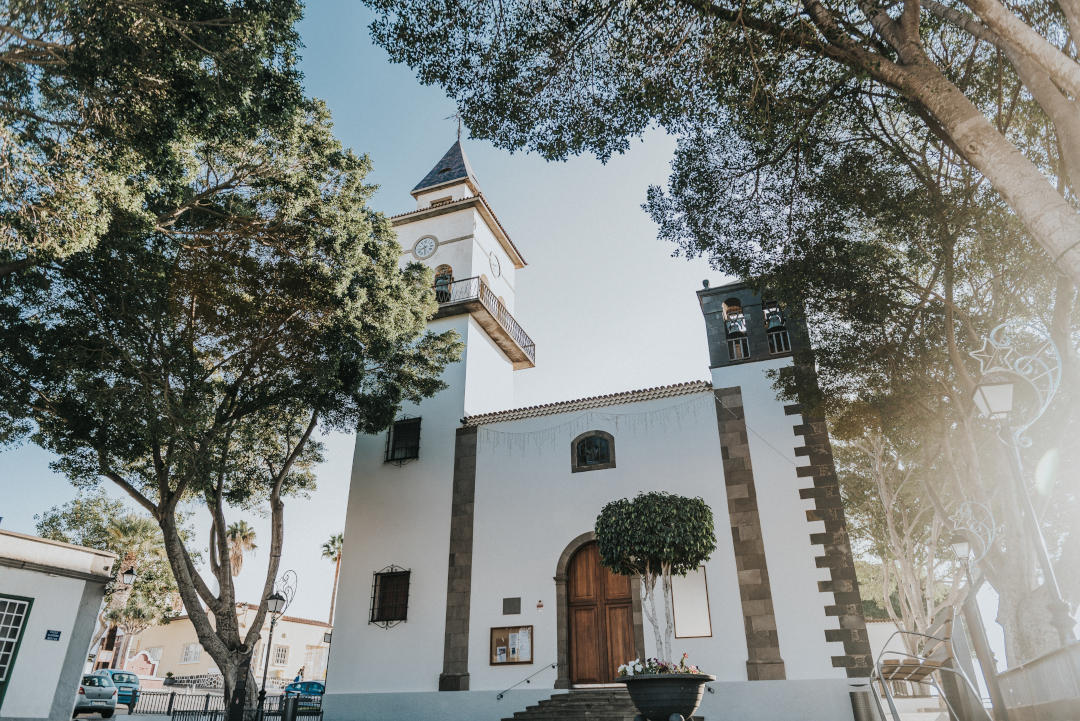 Iglesia rodeada de árboles en un día soleado en Tenerife.