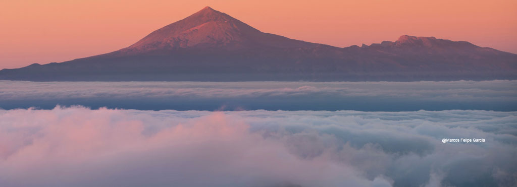 Teide al amanecer con nubes en el horizonte, Tenerife.