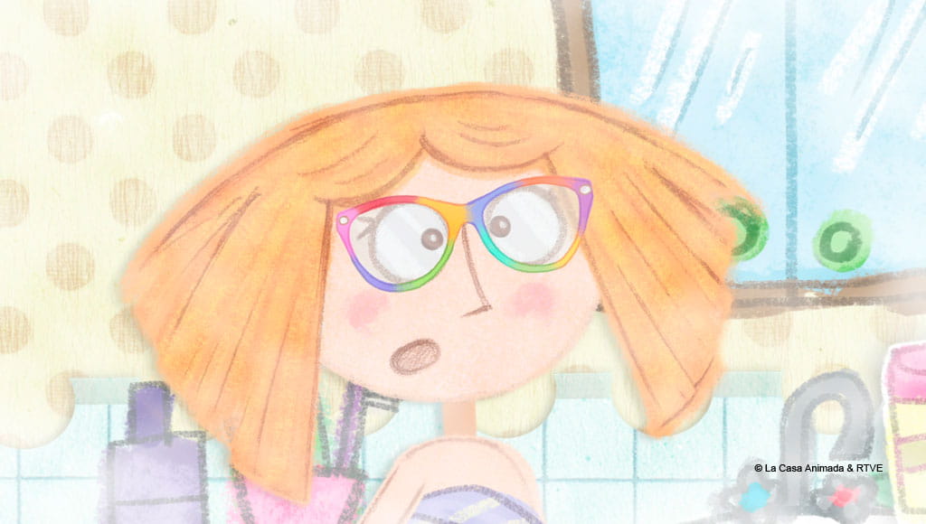 Niña con gafas de colores en el baño.