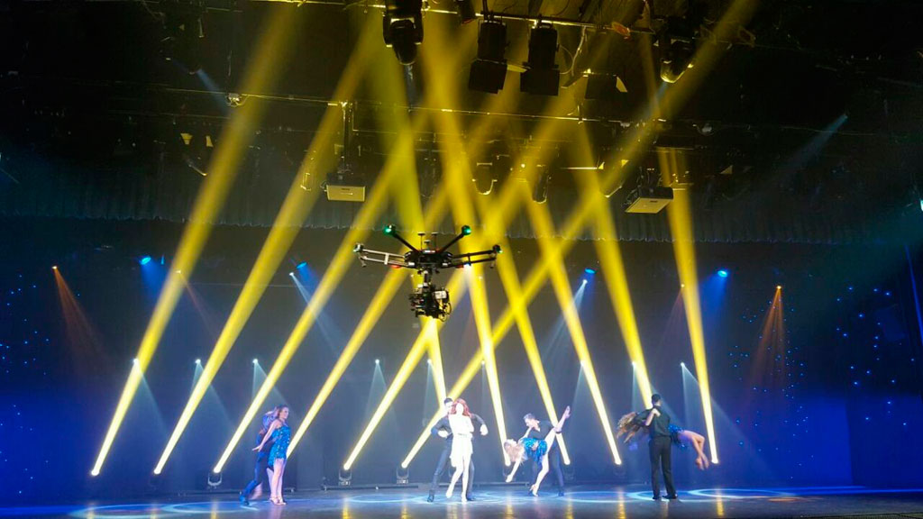 Espectáculo de danza con luces y dron en un escenario de Tenerife.