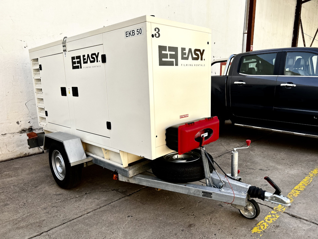 Generador en remolque con logo de Easy Filming Rentals en Tenerife.