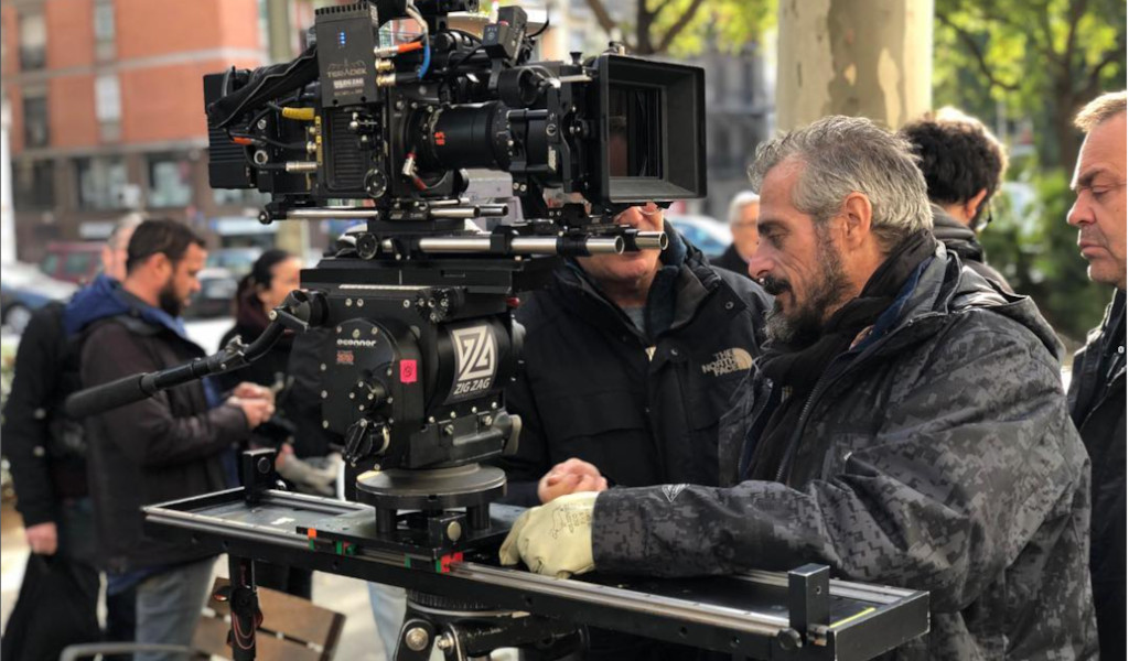 Personas operan cámara en un set de filmación en Tenerife.