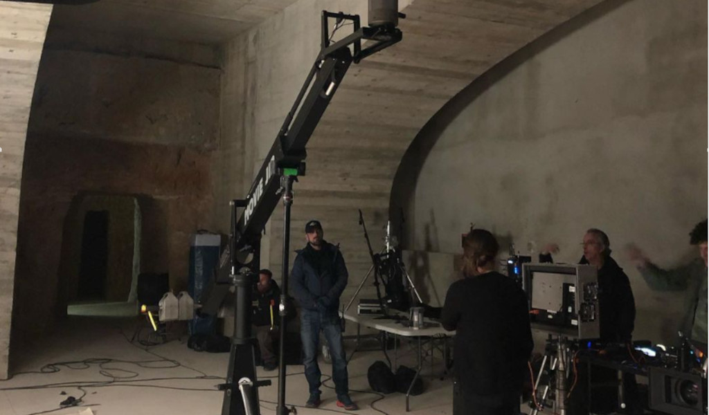 Equipo de filmación trabajando en un set subterráneo en Tenerife.