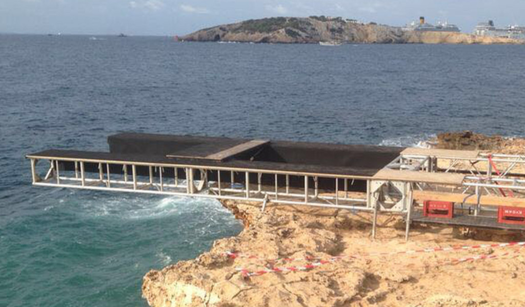Plataforma en construcción sobre el mar en Tenerife.