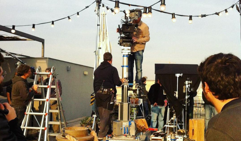 Equipo de filmación preparando una escena en un set al aire libre en Tenerife.