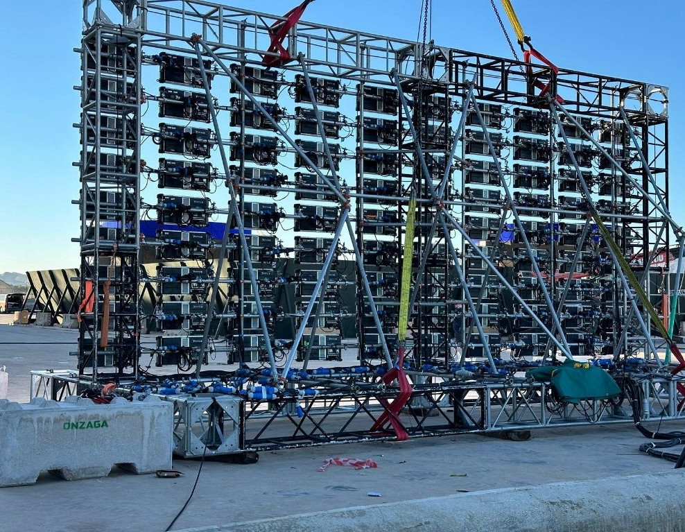 Estructura metálica con múltiples luces y equipo en un evento en Tenerife.