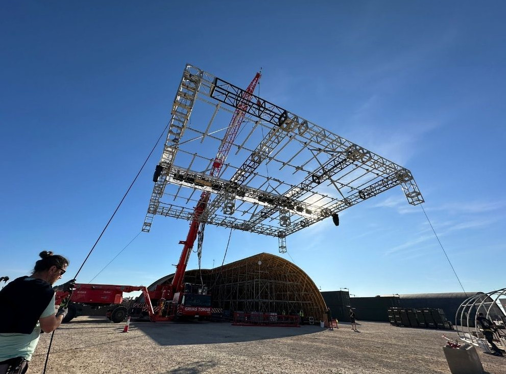 Montaje de estructura metálica con grúa en Tenerife bajo cielo despejado.