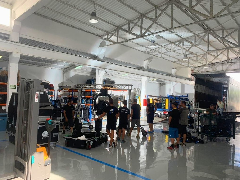Personas trabajando en un almacén en Tenerife con equipo de carga y descarga.