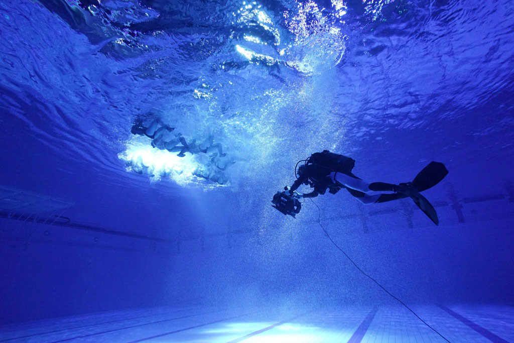 Buceador profesional en piscina subacuática en Santa Cruz de Tenerife.