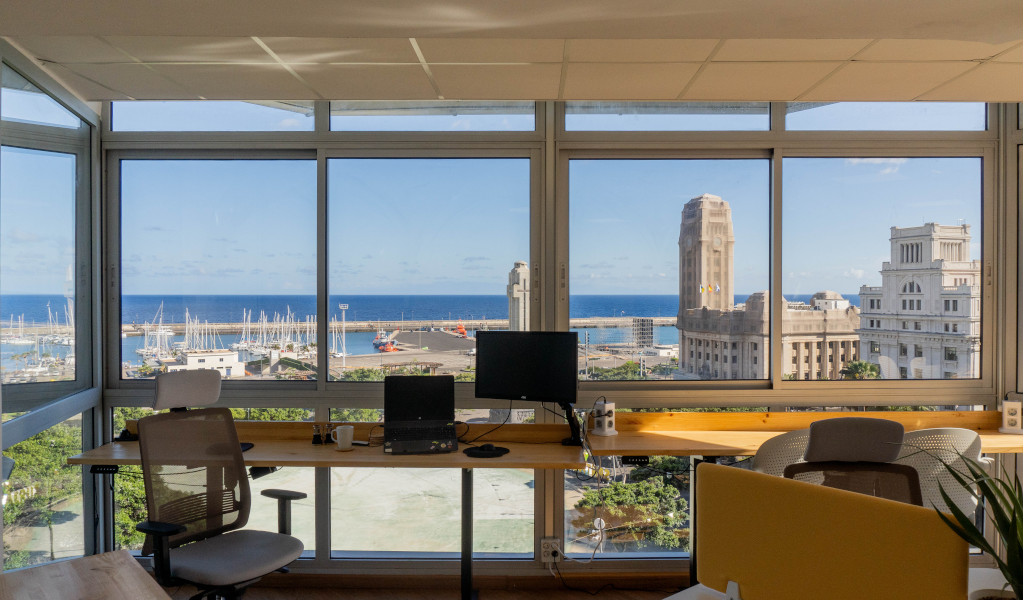 Oficina con vista al puerto de Santa Cruz de Tenerife y edificios circundantes.