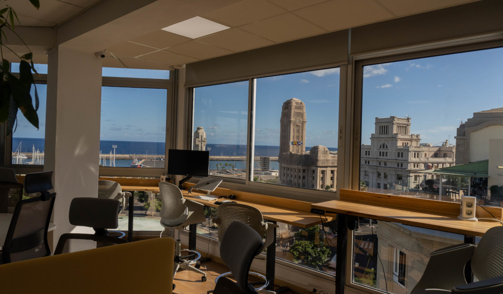 Espacio de trabajo con vista al puerto y edificios en Santa Cruz de Tenerife.