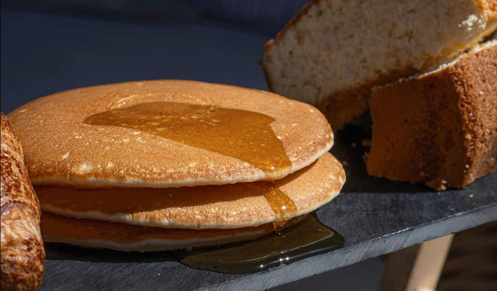 Pancakes con sirope y bizcocho en plato de pizarra en Tenerife.