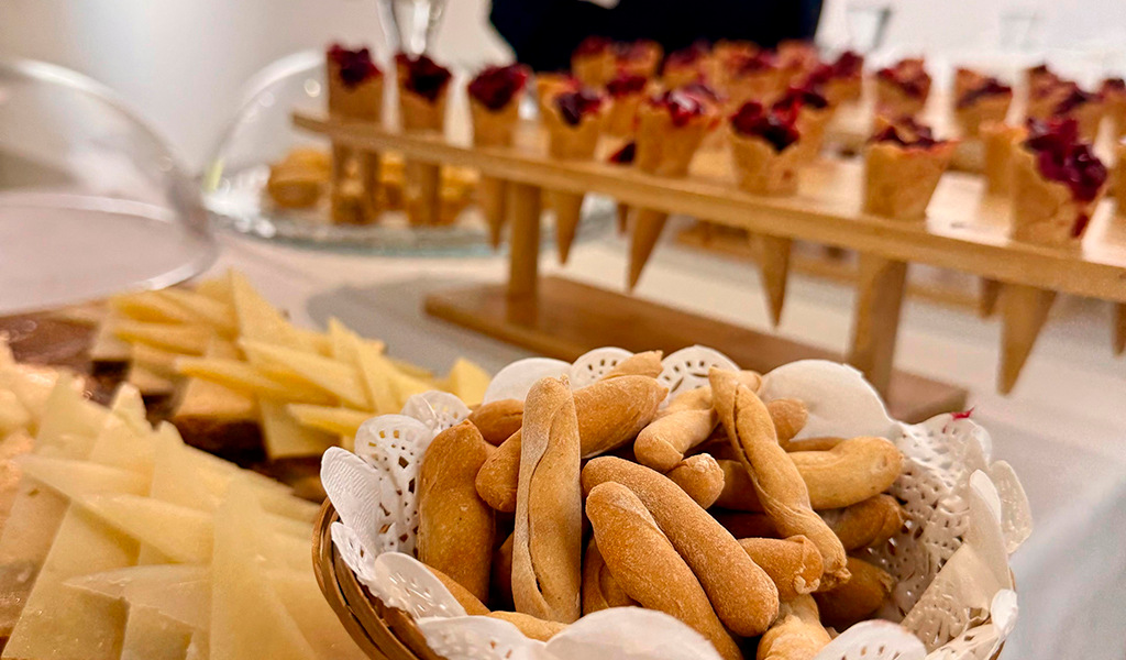 Cestas de picos y conos de aperitivos en un evento en Tenerife.