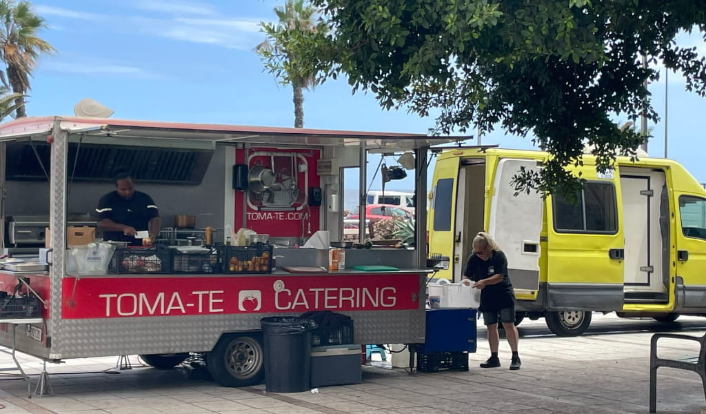 Food truck TOMA-TE Catering en Tenerife con trabajadores preparando comida.