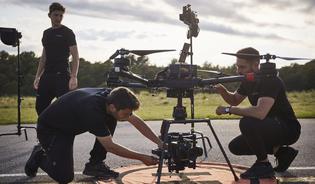 Técnicos ajustando un dron en un campo en Tenerife.
