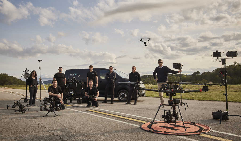Equipo con drones y equipo de filmación en una carretera abierta, en Tenerife.