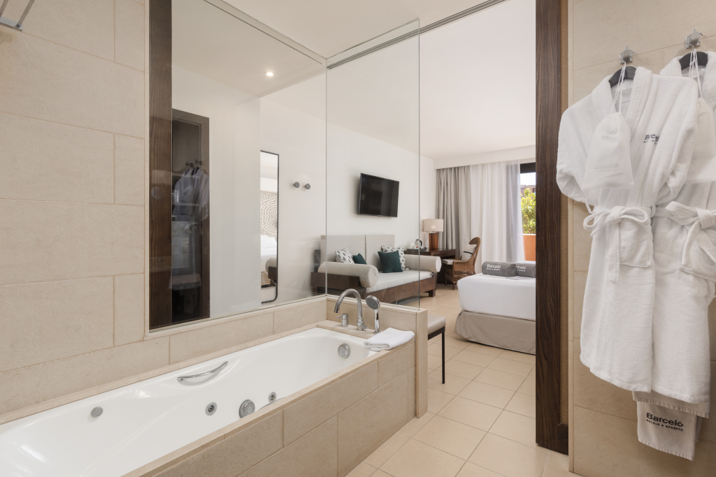 Baño con bañera y vista al dormitorio de un hotel en Tenerife.