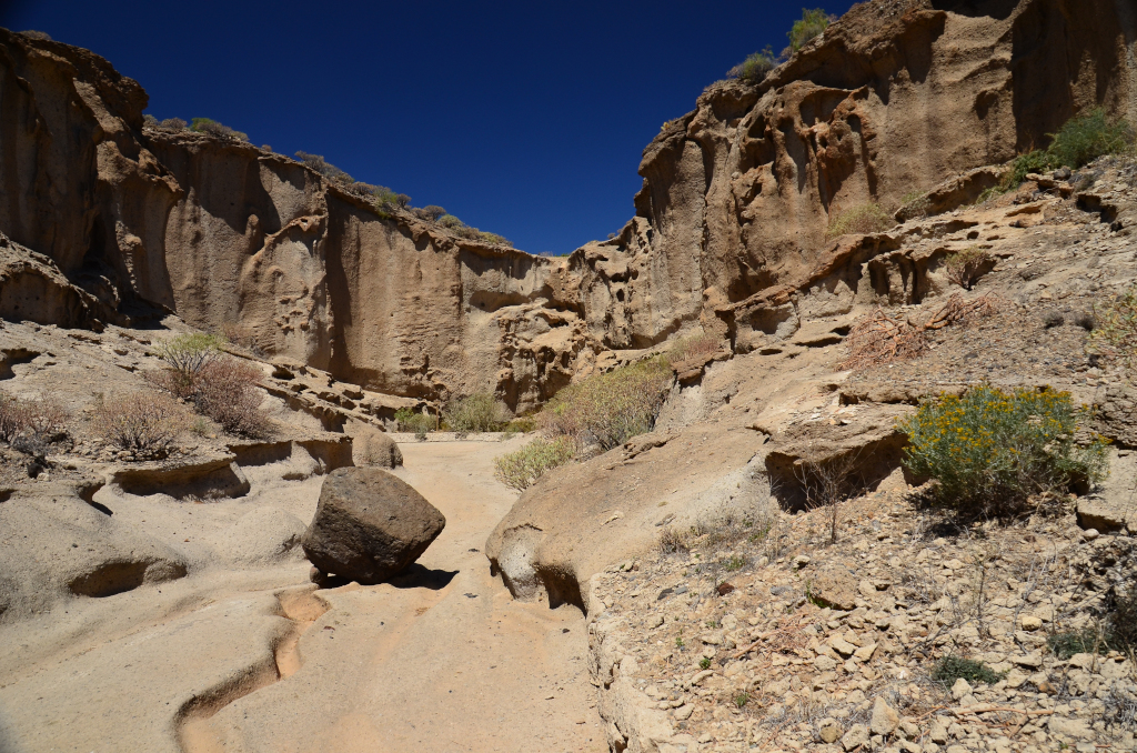 Barranco de las Vacas en Tenerife con formaciones rocosas y un gran canto rodado.