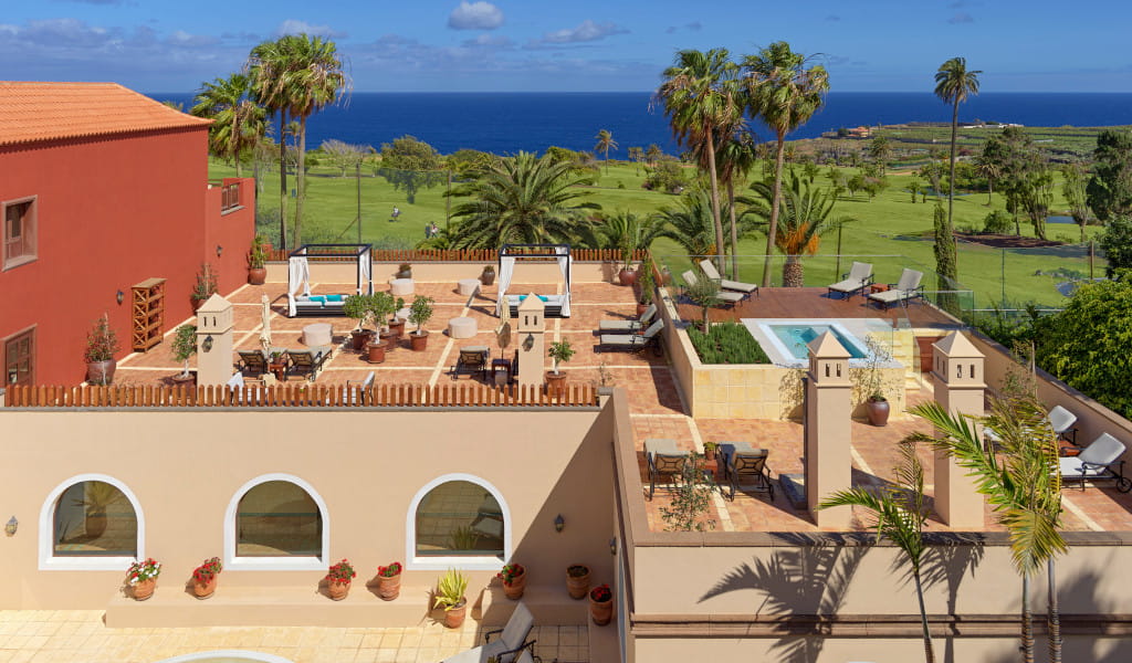 Terraza con sillas y plantas con vista al mar en Tenerife.