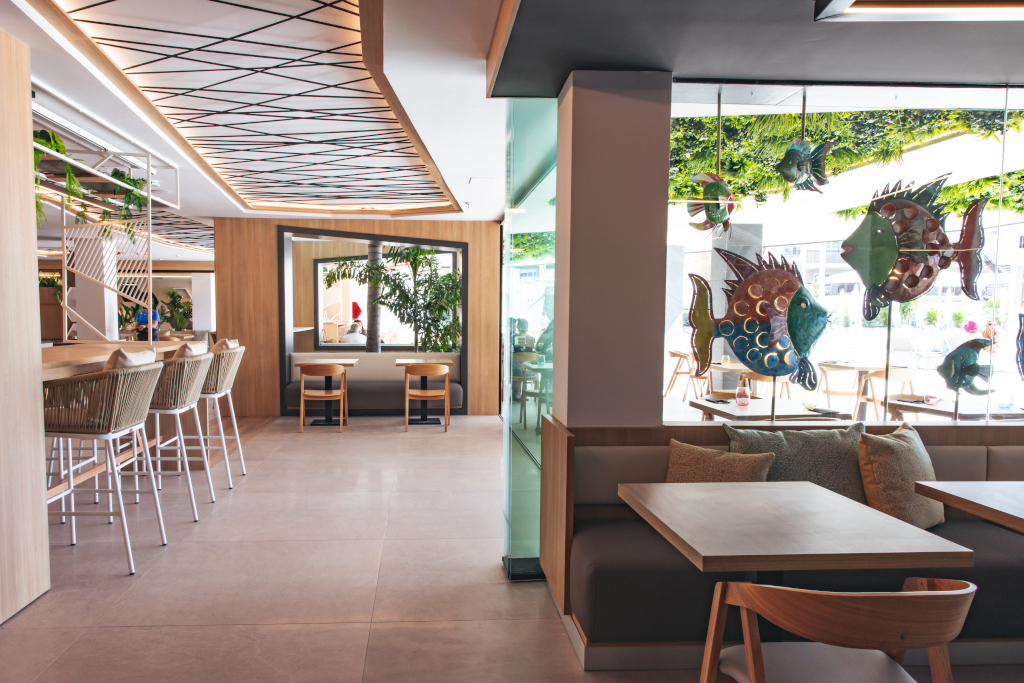 Restaurante moderno en Tenerife con decoración de peces en la ventana.
