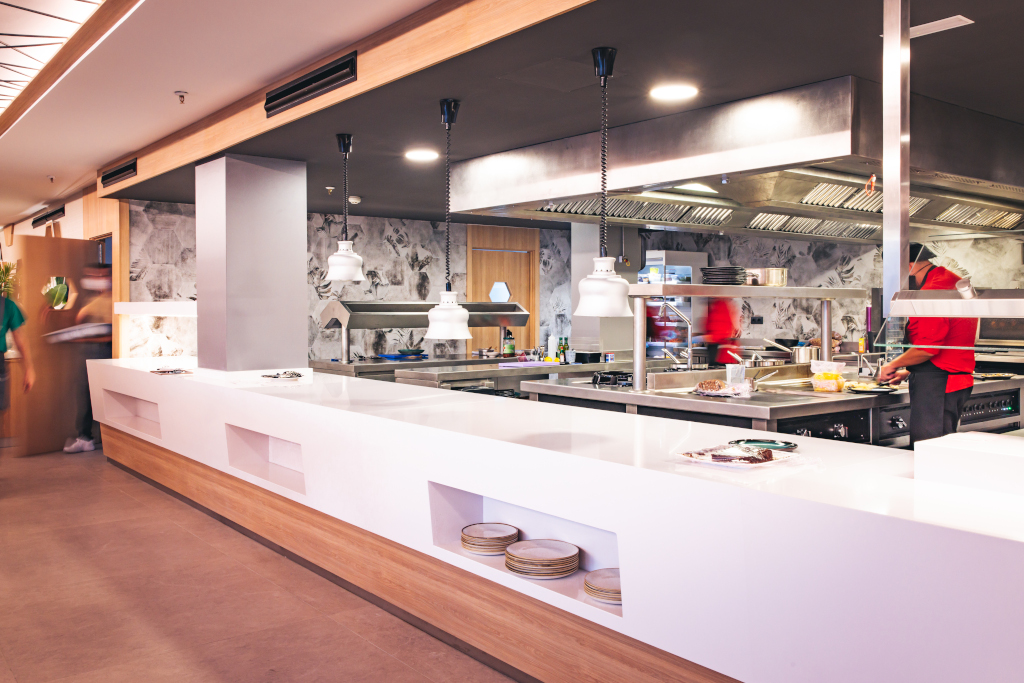 Cocina moderna en restaurante de Tenerife con chefs preparando alimentos.