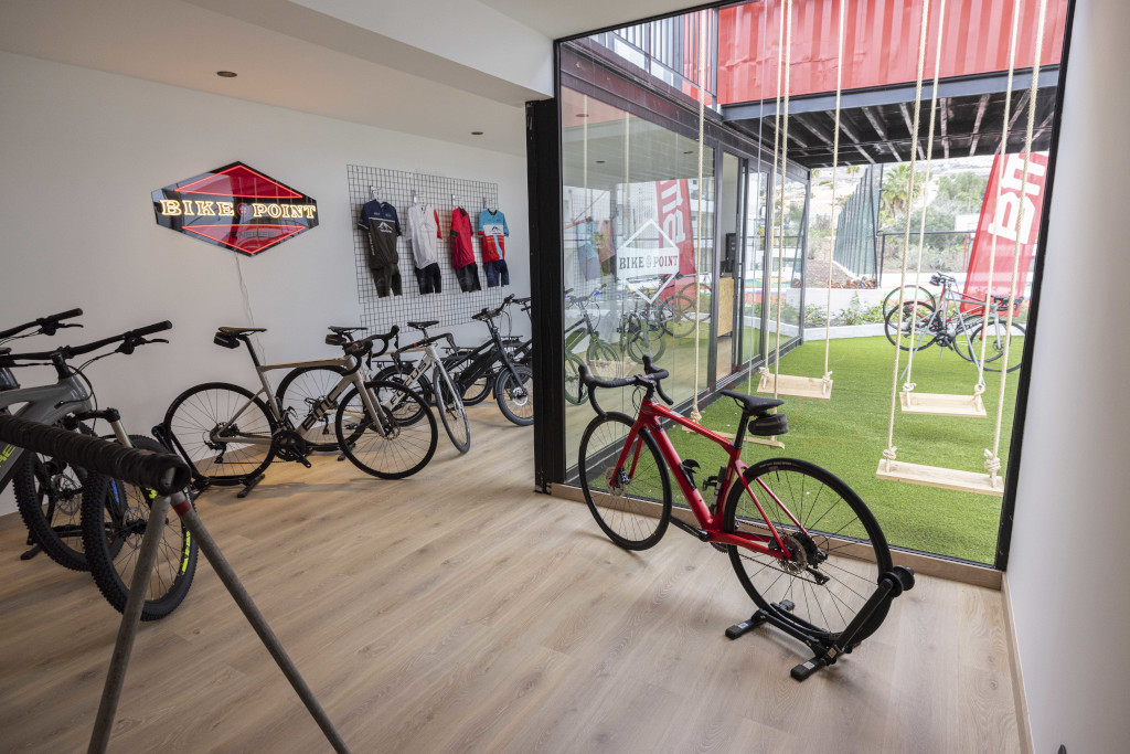 Tienda de bicicletas Bike Point en Tenerife con varios modelos en exhibición.