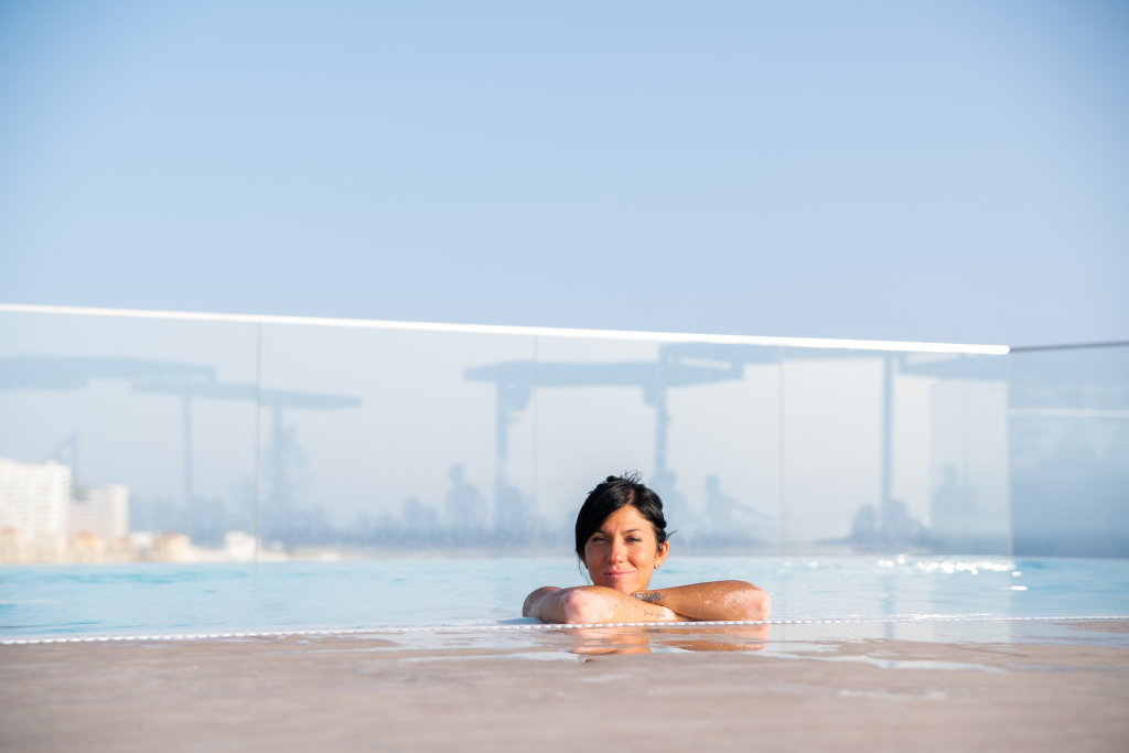 Persona disfrutando de una piscina en un hotel de Tenerife.