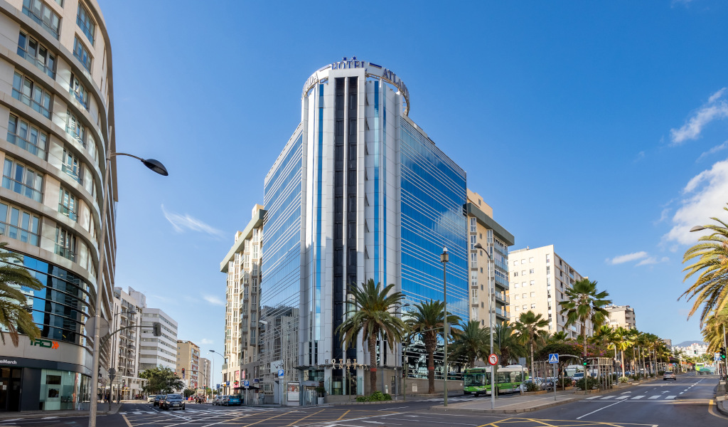 Edificio moderno de oficinas en Santa Cruz de Tenerife con cielo despejado.