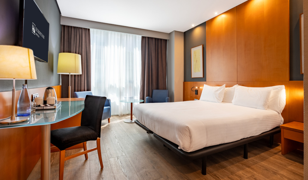 Habitación de hotel moderna con cama doble, escritorio y vista a la ventana en Auditorio Tenerife.