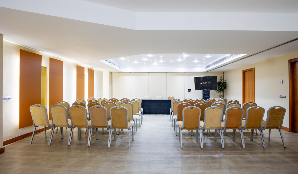 Sala de conferencias con sillas dispuestas en filas en un hotel de Tenerife.