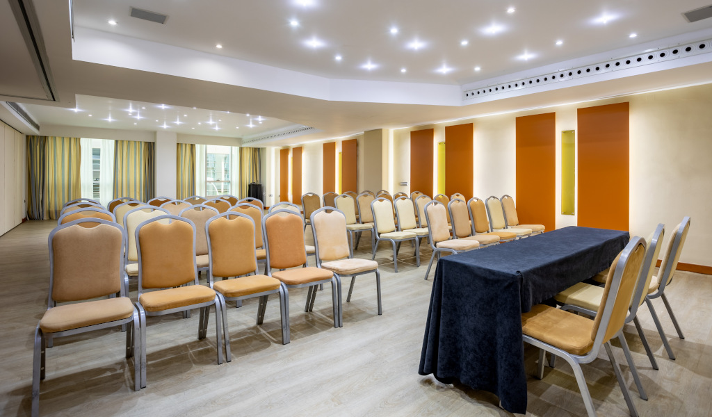 Sala de conferencias con sillas y mesa en hotel de Tenerife.