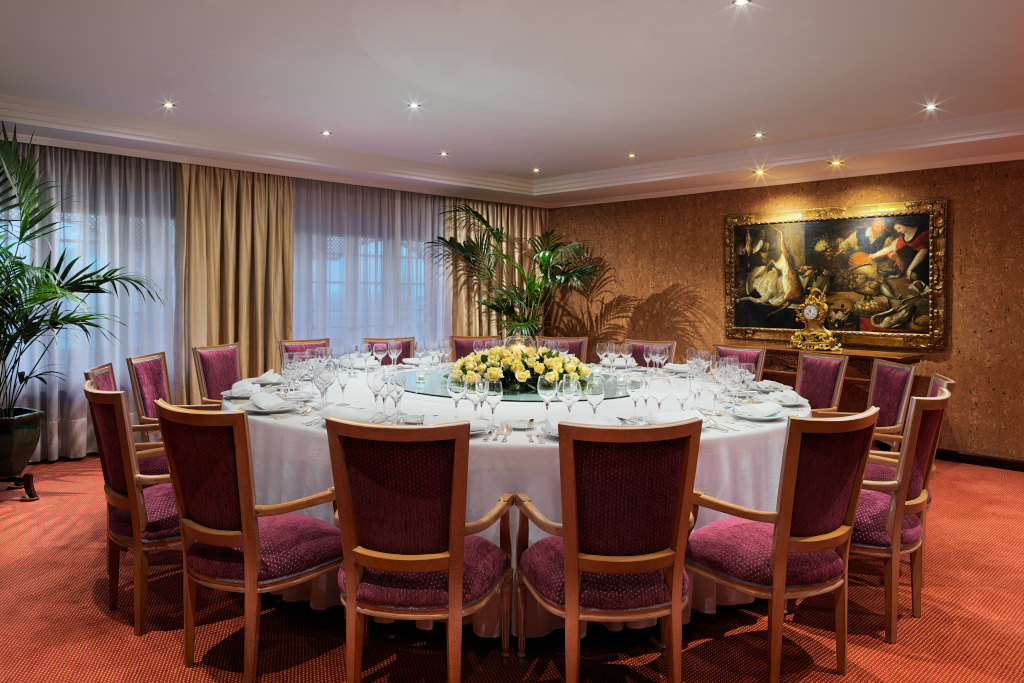 Mesa redonda con cubiertos y copas en un salón en Tenerife.