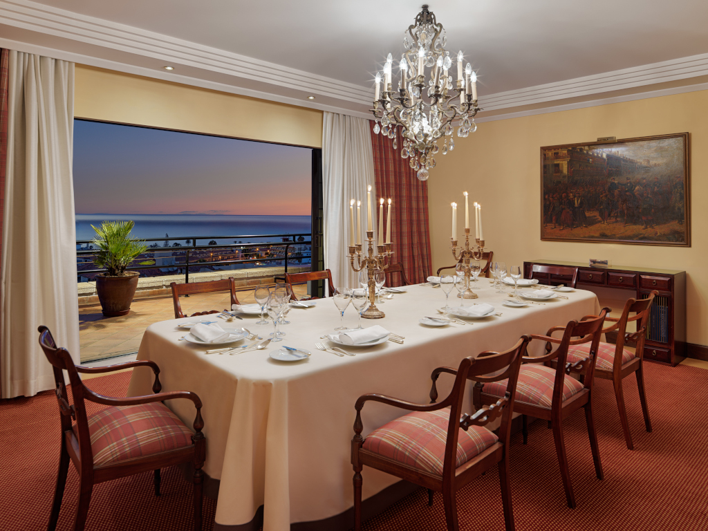 Comedor con mesa elegante y vistas al atardecer en Tenerife.