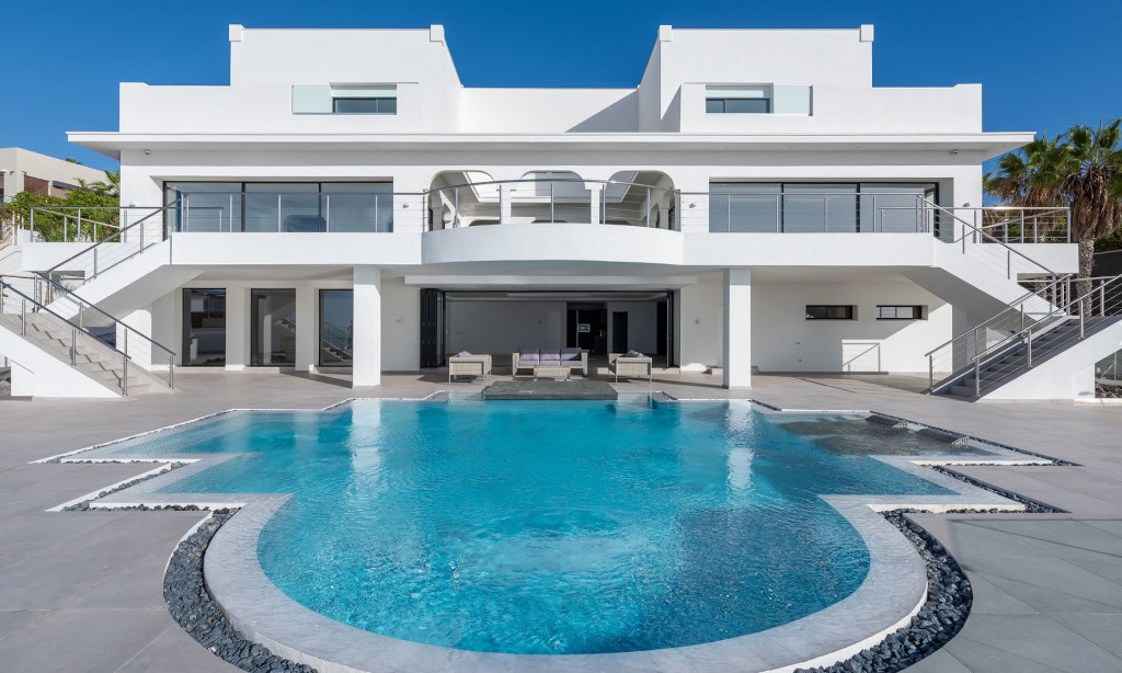 Villa moderna con piscina en Tenerife.
