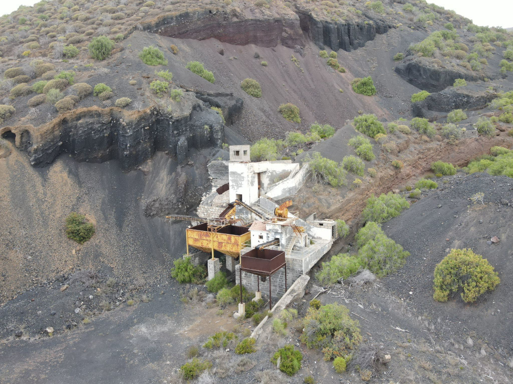 Antigua fábrica abandonada en el paisaje volcánico de Tenerife.