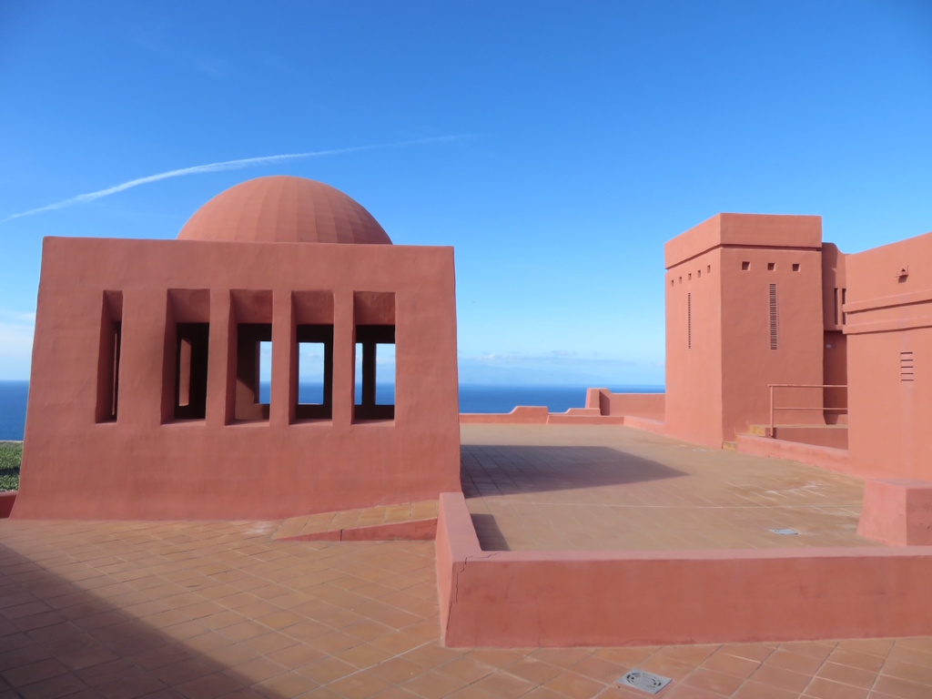 Arquitectura moderna en Tenerife con cielo azul y mar al fondo.