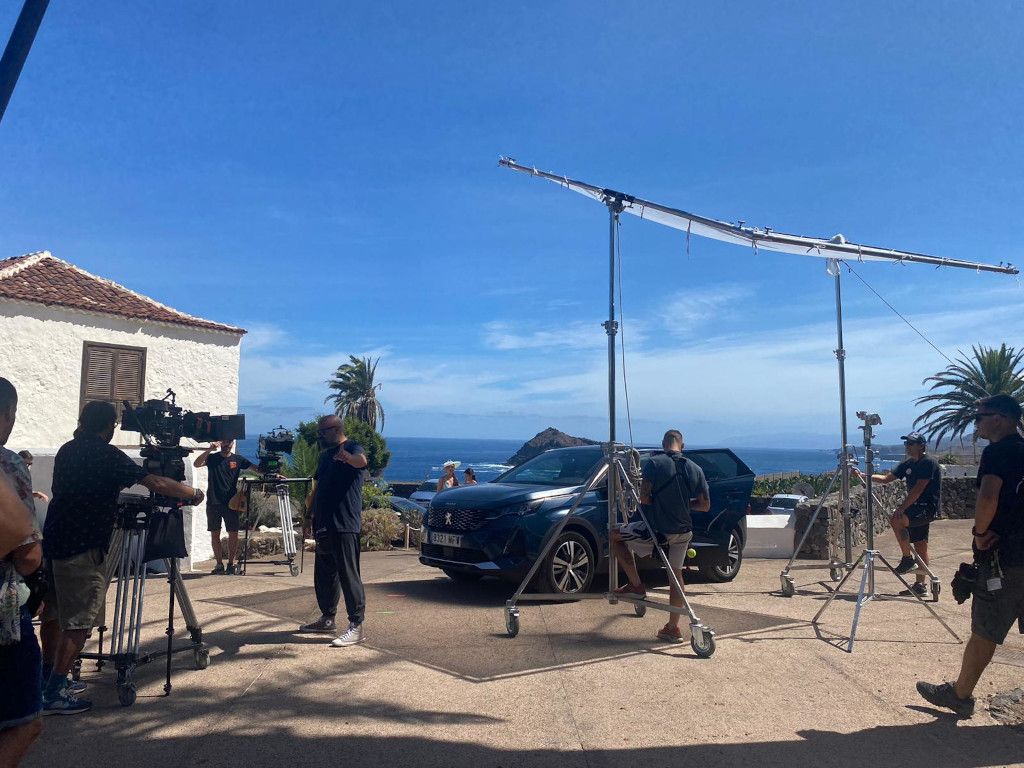 Equipo de rodaje en una locación costera de Tenerife con vistas al mar.