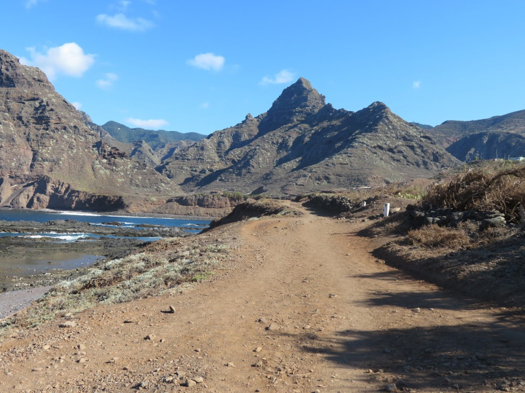 Camino rural hacia las montañas en Anaga, Tenerife.