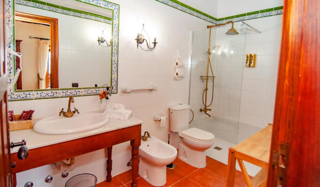 Baño en casa rural de Tenerife con lavabo, bidé, inodoro y ducha.