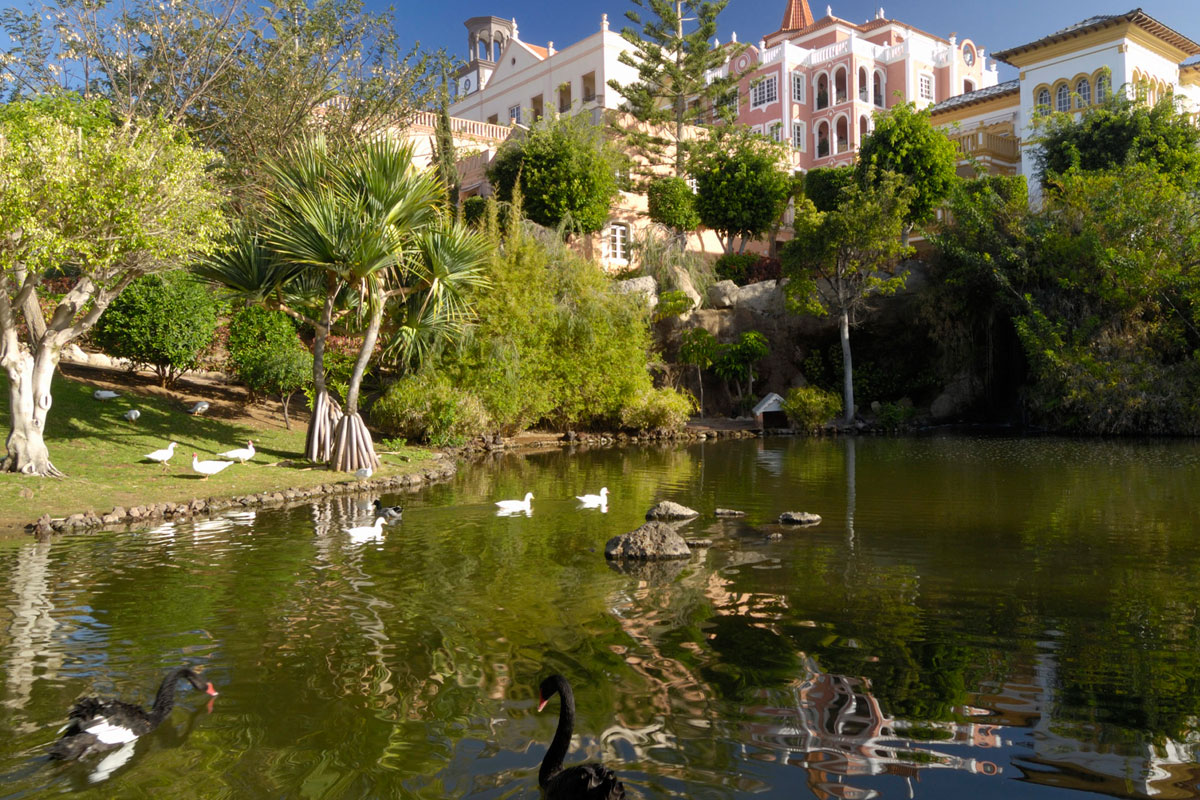 Laguna con cisnes y mansión en Santa Úrsula, Tenerife.