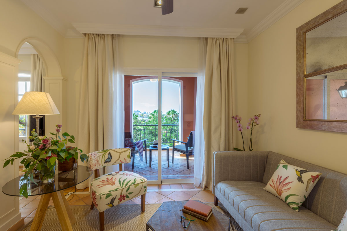 Sala de estar decorada con muebles y vista al balcón en Tenerife.