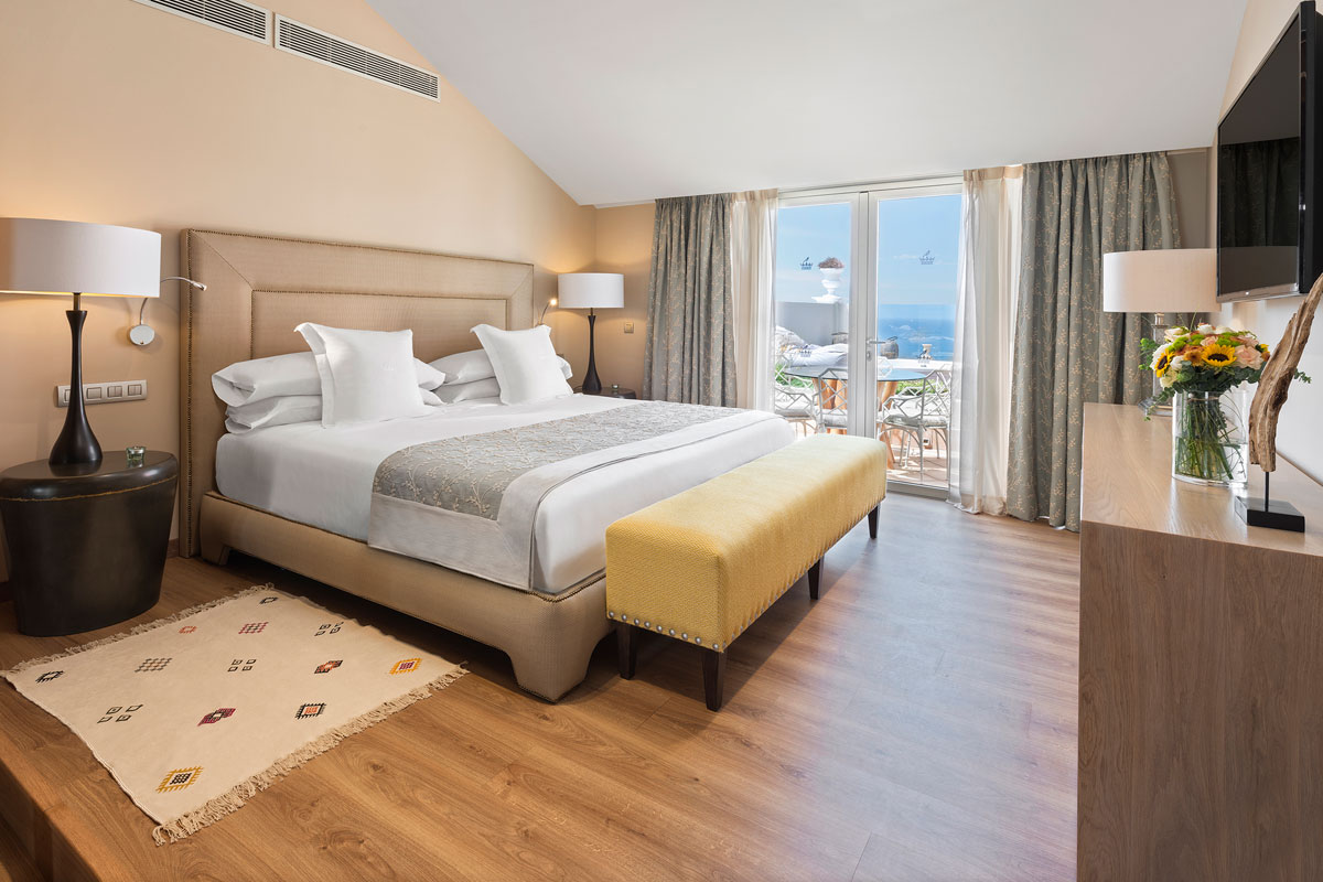 Habitación de hotel con cama doble, vista al mar y decoración elegante en Tenerife.