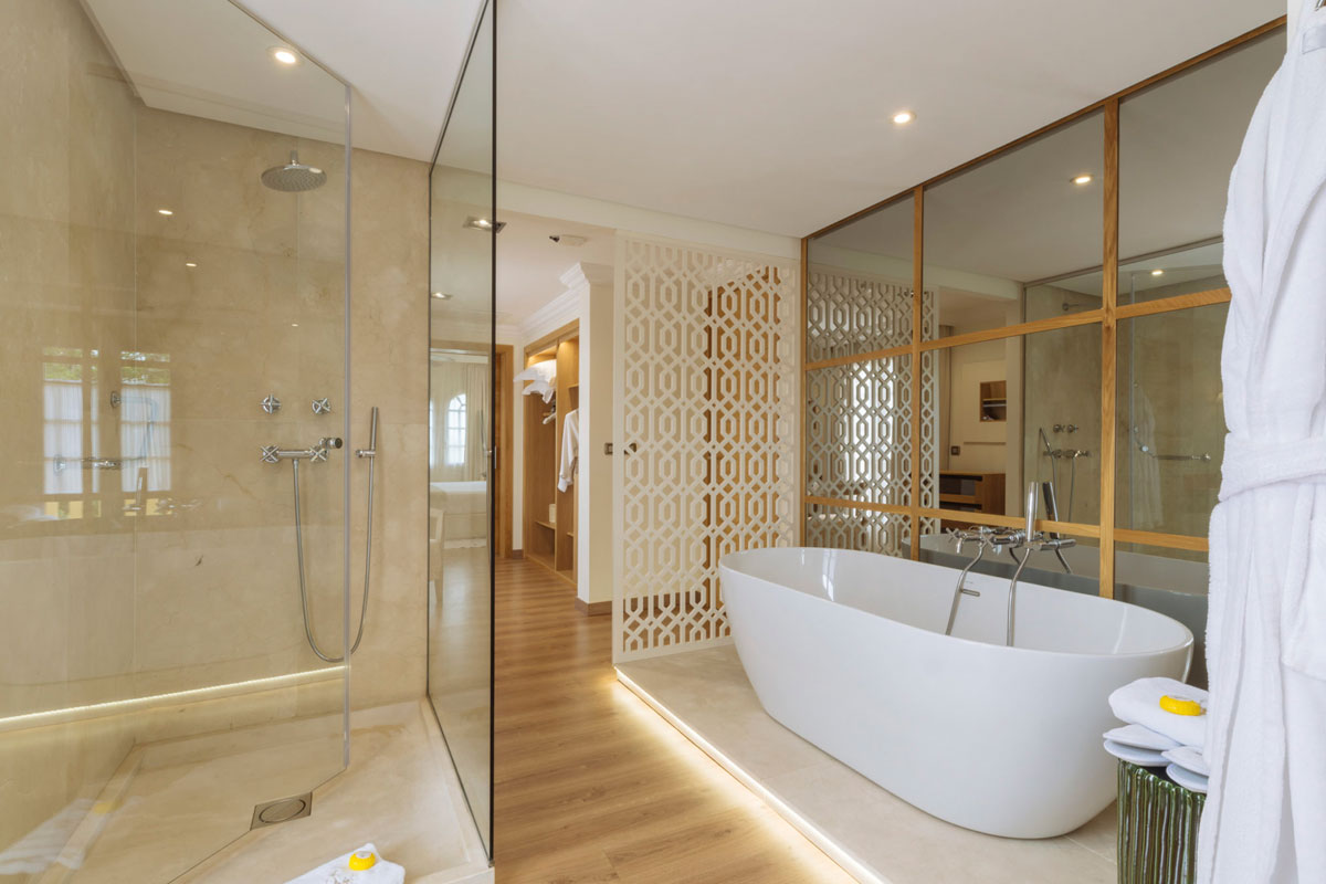 Baño moderno con bañera, ducha y decoración elegante en un hotel de Tenerife.