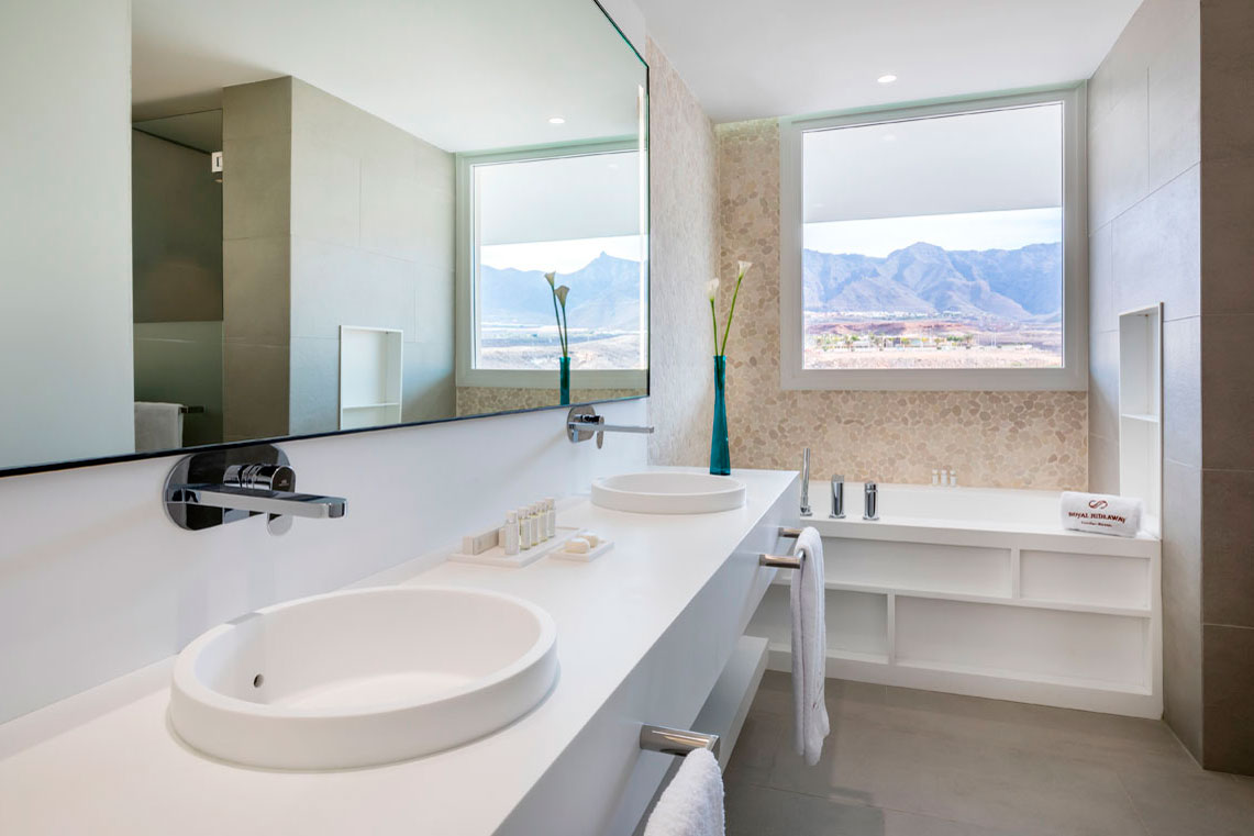 Baño moderno con lavabo doble y ventana con vistas en Tenerife.