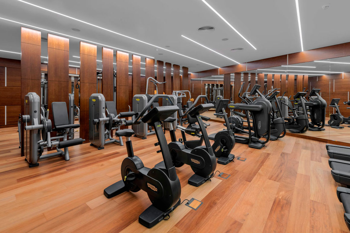 Gimnasio con equipo de ejercicios en un hotel en Tenerife.