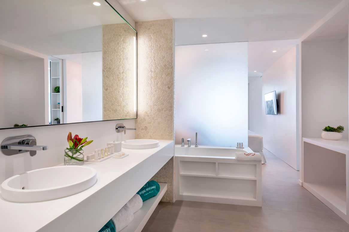 Baño moderno con dos lavabos, espejo y bañera en Tenerife.