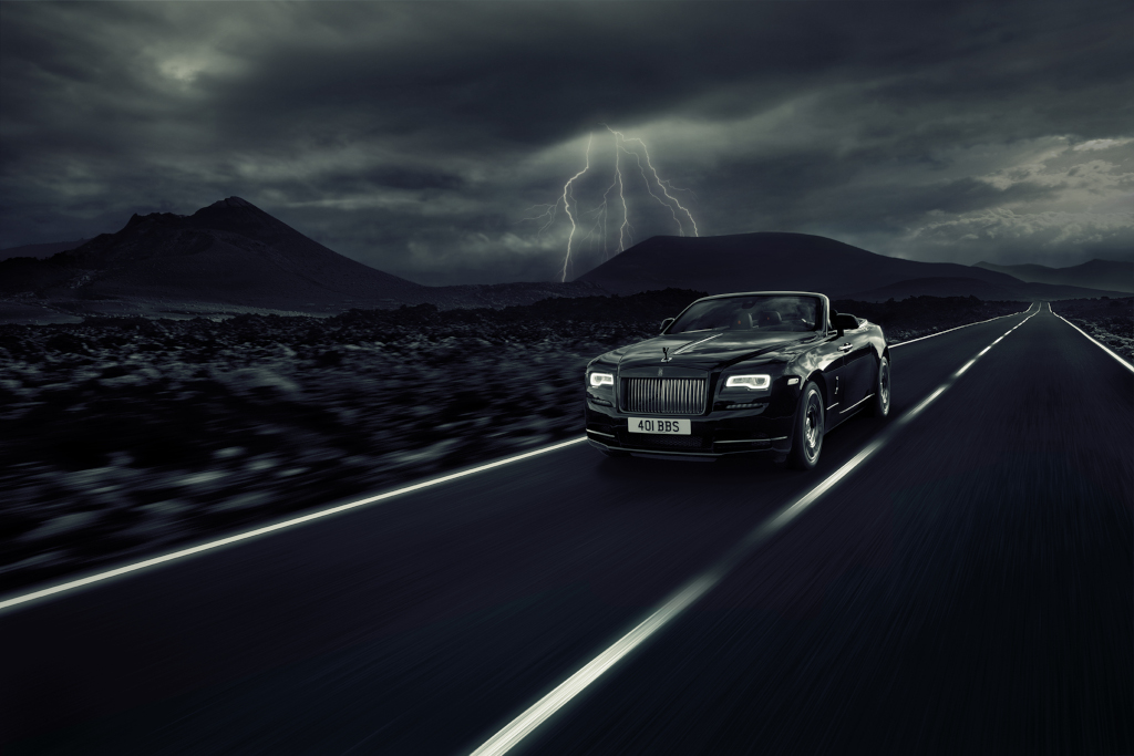 Coche negro en carretera de noche con relámpagos en Tenerife.